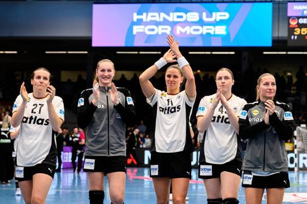 Handball, Womens national match Germany Switzerland from left Julia Maidhof Germany , Viola Leuchter Germany , Xenia Smits Germany , Jolina Huhnstock Germany , Jenny Behrend Germany Final cheer Final cheer Emotion Joy Goeppeingen EWS Arena Germany