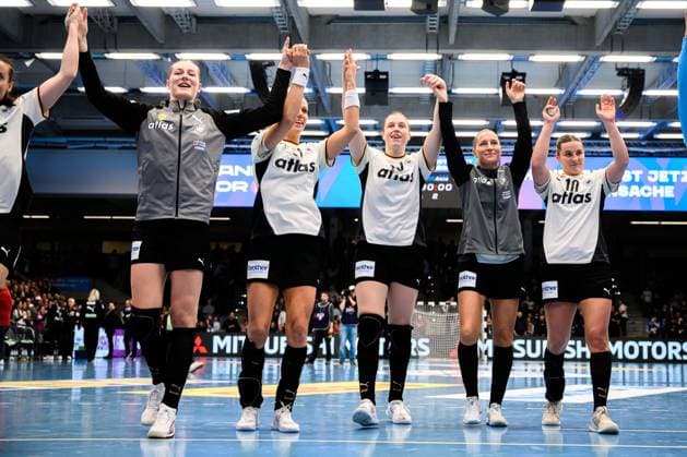 Handball, Women Laenderspiel Germany Switzerland Viola Leuchter Germany , Xenia Smits Germany , Jolina Huhnstock Germany , Jenny Behrend Germany , Mareike Thomaier Germany Final cheer Final cheer Emotion Joy Goeppeingen EWS Arena Germany
