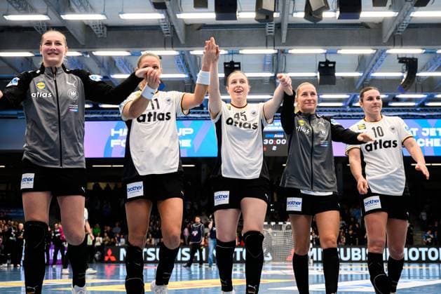 Handball, Women Laenderspiel Germany Switzerland Viola Leuchter Germany , Xenia Smits Germany , Jolina Huhnstock Germany , Jenny Behrend Germany , Mareike Thomaier Germany Final cheer Final cheer Emotion Joy Goeppeingen EWS Arena Germany