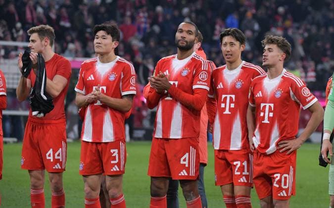 22 11 2025, xblx, Football 1 Bundesliga, FC Bayern Muenchen SC Freiburg v l Josip Stanisic FC Bayern Muenchen , Min jae Kim FC Bayern Muenchen , Jonathan Tah FC Bayern Muenchen , Hiroki Ito FC Bayern Muenchen , Tom Bischof FC Bayern Muenchen , thank you to the fans DFL DFB REGULATIONS PROHIBIT ANY USE OF PHOTOGRAPHS as IMAGE SEQUENCES and or QUASI VIDEO Muenchen