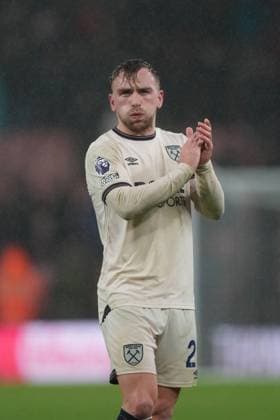 Jarrod Bowen of West Ham United claps to the fans at the end of the game. AFC Bournemouth v West Ham United, Premier League, Football, Vitality Stadium, Bournemouth, UK - 22 Nov 2025Bournemouth Vitality Stadium United Kingdom EDITORIAL USE ONLY No use with unauthorised audio, video, data, fixture lists, club league logos or live services. Online in-match use limited to 120 images, no video emulation. No use in betting, games or single club league player publications.  Copyright: xSeanxRyan Shutterstockx 15860645bl