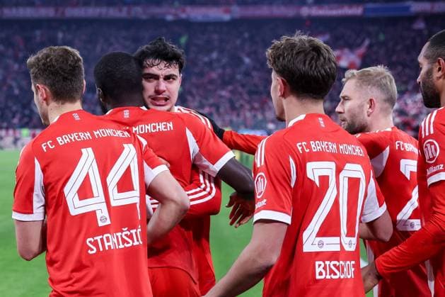 Alexandar Pavlovic 45 FC Bayern Muenchen cheers with goalscorer Dayot Upamecano 2 FC Bayern Muenchen after the 3 2, with Tom Bischof 20 FC Bayern Muenchen , FC Bayern Muenchen vs SC Freiburg, Football, Bundesliga, DFL, Season 2025 2026, Hinrunde, 22 11 2025 DFB regulations prohibit any use of photographs as image sequences and or quasi video Muenchen Bayern Germany Copyright: xkolbert-press MartinxAgüerax
