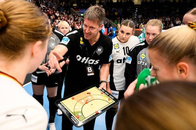 Handball, womens national match Germany Switzerland Coach Markus Gaugisch Germany in time-out Goeppeingen EWS Arena Germany