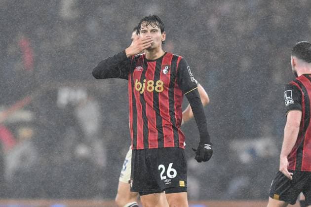Bournemouth v West Ham United Premier League 22 11 2025. Enes Unal (26) of AFC Bournemouth blows a kiss to the fans at full time during the Premier League match between Bournemouth and West Ham United at the Vitality Stadium, Bournemouth, England on 22 November 2025. Bournemouth Vitality Stadium Dorset England Editorial use only DataCo restrictions apply See www.football-dataco.com , Copyright: xGrahamxHuntx PSI-23261-0080