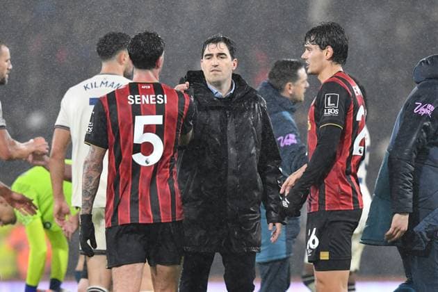 Bournemouth v West Ham United Premier League 22 11 2025. AFC Bournemouth manager Andoni Iraola congratulates Marcos Senesi (5) of AFC Bournemouth and Enes Unal (26) of AFC Bournemouth at full time during the Premier League match between Bournemouth and West Ham United at the Vitality Stadium, Bournemouth, England on 22 November 2025. Bournemouth Vitality Stadium Dorset England Editorial use only DataCo restrictions apply See www.football-dataco.com , Copyright: xGrahamxHuntx PSI-23261-0079