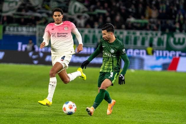 Germany, Soccer, 1 Bundesliga, Matchday 11 2025 2026 VfL Wolfsburg Bayer 04 Leverkusen on 22 11 in Wolfsburg Volkswagen Arena Mohammed Amoura VfL Wolfsburg 9 Jarell Quansah Bayer 04 Leverkusen 4 Copyright: xSvenxHeidmannx