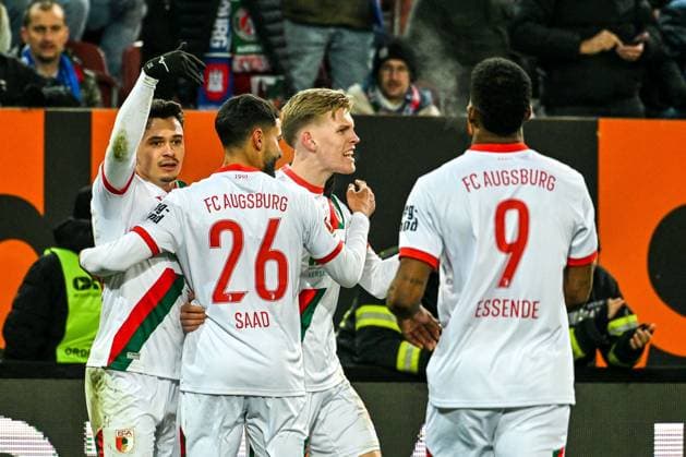 GER, 1 FBL, FC Augsburg vs Hamburger SV 22 11 2025, WWK Arena, Augsburg, GER, 1 FBL, FC Augsburg vs Hamburger SV, pictured celebrating after scoring 1 0, Anton Kade FC Augsburg, 30 , Elias Saad FC Augsburg, 26 , Anton Kade FC Augsburg, 30 , Samuel Essende FC Augsburg, 9 nordphotoxGmbHx xHafner nph00200