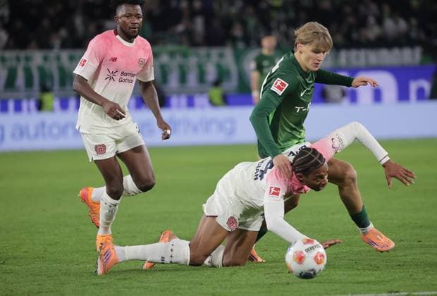 Bundesliga debut Jan Buerger Wolfsburg in duel with Loic Bade Bayer 04 Leverkusen Football, Men, Season 2025 2026, 1 Liga, Bundesliga, Volkswagenarena, VfL Wolfsburg vs Bayer Leverkusen, 1 3 DFL REGULATIONS PROHIBIT ANY USE OF PHOTOGRAPHS AS IMAGE SEQUENCES AND OR QUASI VIDEO