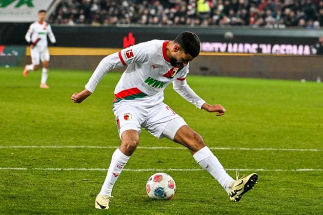 GER, 1 FBL, FC Augsburg vs Hamburger SV 22 11 2025, WWK Arena, Augsburg, GER, 1 FBL, FC Augsburg vs Hamburger SV, in the picture Elias Saad FC Augsburg, 26 misses a scoring chance nordphotoxGmbHx xHafner nph00200