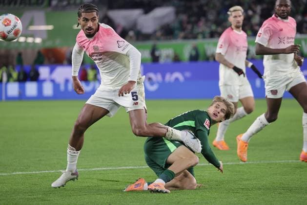 Bundesliga debut Jan Buerger Wolfsburg in duel with Loic Bade Bayer 04 Leverkusen Football, Men, Season 2025 2026, 1 Liga, Bundesliga, Volkswagenarena, VfL Wolfsburg vs Bayer Leverkusen, 1 3 DFL REGULATIONS PROHIBIT ANY USE OF PHOTOGRAPHS AS IMAGE SEQUENCES AND OR QUASI VIDEO