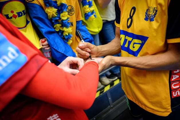 251122 Jamina Roberts of Sweden signs an autograph on the hand of Julie Mathiesen Scaglione of Denmark after during the international friendly handball match between Sweden and Denmark on November 22, 2025 in Halmstad Photo Carl Sandin BILDBYRAN kod CS CS0808 handball handboll handball landslaget sverige sweden danmark national team denmark dam bbeng  Copyright: CARLxSANDIN BB251122CS062