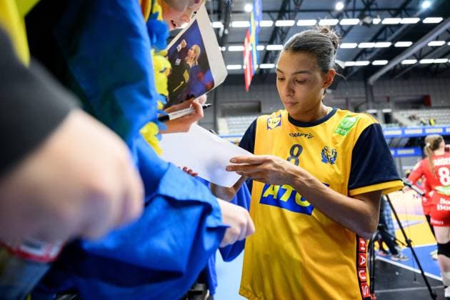 251122 Jamina Roberts of Sweden signs autographs after during the international friendly handball match between Sweden and Denmark on November 22, 2025 in Halmstad Photo Carl Sandin BILDBYRAN code CS CS0808 handball handball landslaget sverige sweden danmark national team denmark dam bbeng  Copyright: CARLxSANDIN BB251122CS063