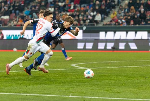 Fabian Rieder FC Augsburg 32 in a duel against Luka Vuskovic Hamburger SV in the penalty area FC Augsburg vs Hamburger SV, Matchday 11 DFL REGULATIONS PROHIBIT ANY USE OF PHOTOGRAPHS AS IMAGE SEQUENCES AND OR QUASI VIDEO