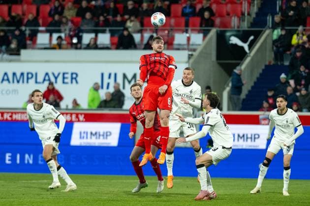 Patrick Mainka FC Heidenheim, 06 , Nico Elvedi Borussia Moenchengladbach, 30 , GER, 1 FC Heidenheim vs Borussia Moenchengladbach, Football, Bundesliga, Matchday 11, Season 2025 2026, 22 11 2025, DFL DFB REGULATES PROHIBIT ANY USE OF PHOTOGRAPHS AS IMAGE SEQUENCES AND OR QUASI VIDEO, GER, 1 FC Heidenheim vs Borussia Moenchengladbach, Football, Bundesliga, Matchday 11, Season 2025 2026, 22 11 2025 Heidenheim Copyright: xEibner-Pressefotox EP_EER