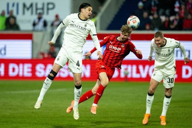 Kevin Diks Borussia Moenchengladbach, 04 , Jan Schoeppner FC Heidenheim, 03 , Nico Elvedi Borussia Moenchengladbach, 30 , GER, 1 FC Heidenheim vs Borussia Moenchengladbach, Football, Bundesliga, Matchday 11, Season 2025 2026, 22 11 2025, DFL DFB REGULATES PROHIBIT ANY USE OF PHOTOGRAPHS AS IMAGE SEQUENCES AND OR QUASI VIDEO, GER, 1 FC Heidenheim vs Borussia Moenchengladbach, Football, Bundesliga, Matchday 11, Season 2025 2026, 22 11 2025 Heidenheim Copyright: xEibner-Pressefotox EP_EER