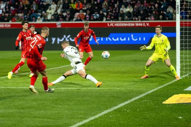 Adrian Beck FC Heidenheim, 21 , Moritz Nicolas Borussia Moenchengladbach, 33 , Jan Schoeppner FC Heidenheim, 03 , GER, 1 FC Heidenheim vs Borussia Moenchengladbach, Football, Bundesliga, Matchday 11, Season 2025 2026, 22 11 2025, DFL DFB REGULATES PROHIBIT ANY USE OF PHOTOGRAPHS AS IMAGE SEQUENCES AND OR QUASI VIDEO, GER, 1 FC Heidenheim vs Borussia Moenchengladbach, Football, Bundesliga, Matchday 11, Season 2025 2026, 22 11 2025 Heidenheim Copyright: xEibner-Pressefotox EP_EER