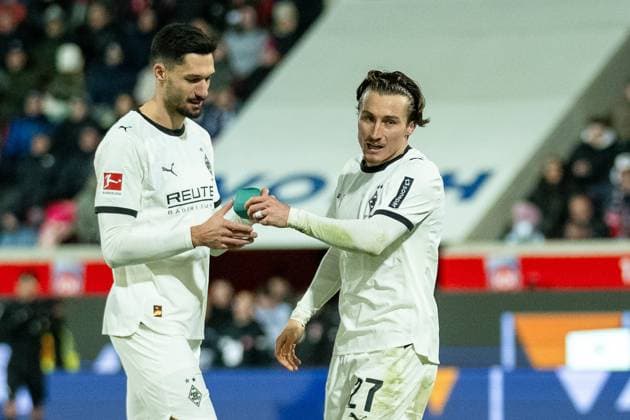 Tim Kleindienst Borussia Moenchengladbach, 11 gets the captains armband from Rocco Reitz Borussia Monechengladbach, 27, GER, 1 FC Heidenheim vs Borussia Moenchengladbach, Football, Bundesliga, Matchday 11, Season 2025 2026, 22 11 2025, DFL DFB REGULATES PROHIBIT ANY USE OF PHOTOGRAPHS AS IMAGE SEQUENCES AND OR QUASI VIDEO, GER, 1 FC Heidenheim vs Borussia Moenchengladbach, Football, Bundesliga, Matchday 11, Season 2025 2026, 22 11 2025 Heidenheim Copyright: xEibner-Pressefotox EP_EER