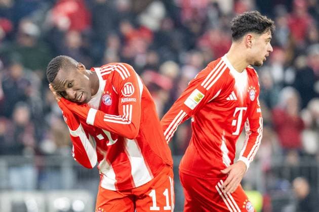 Tojubel Nicolas Jackson 11 FC Bayern Muenchen folds his hands, indicates as if he is going to sleep, FC Bayern Muenchen SC Freiburg, Football, Bundesliga, 11 Matchday, 22 11 2025 DFB regulations prohibit any use of photographs as image sequences and or quasi video Muenchen Bayern Germany Copyright: xkolbert-press UlrichxGamelx