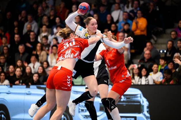 Handball, womens national match Germany Switzerland from left in duel Nora Snedkerud Switzerland and Nieke Kühne Kuehne Germany Goeppeingen EWS Arena Germany