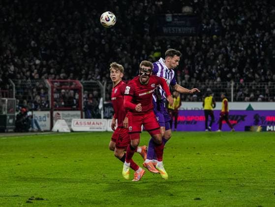 Yannick Deichmann FC Ingolstadt, 20 in duel against Robin Meissner VfL Osnabrueck, 11 VfL Osnabrueck vs FC Ingolstadt, Soccer, 3 Liga, Matchday 15, Season 2025 2026, 22 11 2025 DFB REGULATES PROHIBIT ANY USE OF PHOTOGRAPHS AS IMAGE SEQUENCES AND OR QUASI VIDEO, VfL Osnabrueck vs FC Ingolstadt, Football, 3 Liga, Matchday 15, Season 2025 2026, 22 11 2025 Osnabrueck Copyright: xEibner-Pressefoto DamianxKruczynx EP_DKI