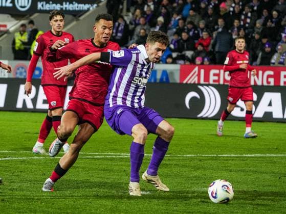 Jannik Mueller VfL Osnabrueck, 24 in duel against Marcel Costly FC Ingolstadt, 22 VfL Osnabrueck vs FC Ingolstadt, Soccer, 3 Liga, Matchday 15, Season 2025 2026, 22 11 2025 DFB REGULATES PROHIBIT ANY USE OF PHOTOGRAPHS AS IMAGE SEQUENCES AND OR QUASI VIDEO, VfL Osnabrueck vs FC Ingolstadt, Football, 3 Liga, Matchday 15, Season 2025 2026, 22 11 2025 Osnabrueck Copyright: xEibner-Pressefoto DamianxKruczynx EP_DKI