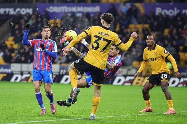 Premier League Wolverhampton Wanderers v Crystal Palace Daniel Munoz of Crystal Palace with an over head kick effort on goal during the Premier League match Wolverhampton Wanderers vs Crystal Palace at Molineux, Wolverhampton, United Kingdom, 22nd November 2025 (Photo by Mark Cosgrove News Images) Wolverhampton Molineux West Midlands United Kingdom Copyright: xMarkxCosgrove NewsxImagesx