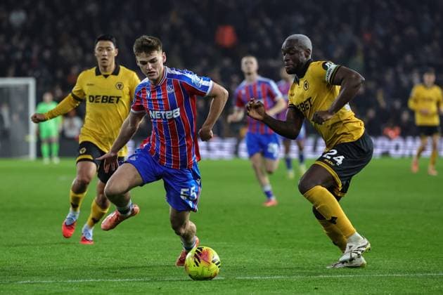 Premier League Wolverhampton Wanderers v Crystal Palace Justin Devenny of Crystal Palace and Toti Gomes of Wolverhampton Wanderers battle for the ball during the Premier League match Wolverhampton Wanderers vs Crystal Palace at Molineux, Wolverhampton, United Kingdom, 22nd November 2025 (Photo by Mark Cosgrove News Images) Wolverhampton Molineux West Midlands United Kingdom Copyright: xMarkxCosgrove NewsxImagesx