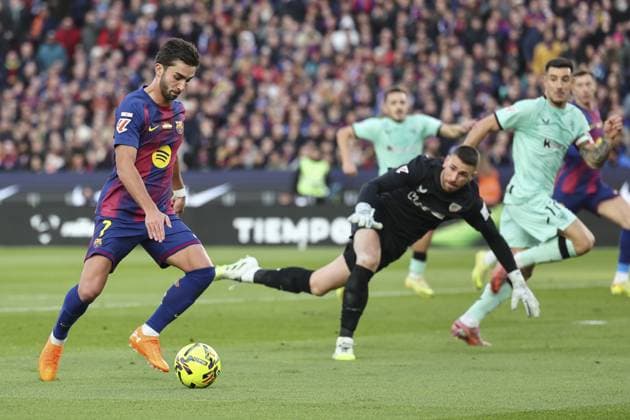 FC Barcelona, Barca v Athletic Bilbao - LaLiga BARCELONA, SPAIN - NOVEMBER 22: Barcelona s Spanish forward Ferran Torres vies with Athletic Bilbao s Spanish Unai Simon during the Spanish league football match between FC Barcelona and Athletic Club Bilbao at Camp Nou Stadium in Barcelona on November 22, 2025 Adria Puig Anadolu Barcelona Spain. Editorial use only. Please get in touch for any other usage.  Copyright: x2025xAnadoluxAdriaxPuigx