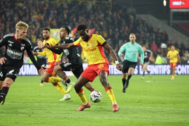FOOTBALL : RC Lens vs RC Strasbourg - Ligue 1 J13 - 22 11 2025 Odsonne EDOUARD (RC Lens) et Lucas HOGSBERG (RC Strasbourg) lors du match RC Lens vs RC Strasbourg, Ligue 1 J13, stade Bollaert-Delelis, le 22 novembre 2025 - photo Laurent Sanson PsnewZ  Copyright: xLaurentxSANSONx xPsnewZx