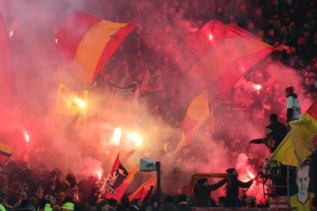 FOOTBALL : RC Lens vs RC Strasbourg - Ligue 1 J13 - 22 11 2025 Supporters de Lens lors du match RC Lens vs RC Strasbourg, Ligue 1 J13, stade Bollaert-Delelis, le 22 novembre 2025 - photo Laurent Sanson PsnewZ  Copyright: xLaurentxSANSONx xPsnewZx