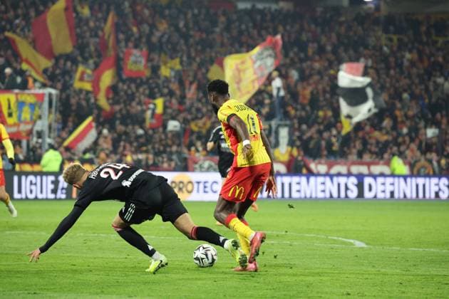FOOTBALL : RC Lens vs RC Strasbourg - Ligue 1 J13 - 22 11 2025 Odsonne EDOUARD (RC Lens) et Lucas HOGSBERG (RC Strasbourg) lors du match RC Lens vs RC Strasbourg, Ligue 1 J13, stade Bollaert-Delelis, le 22 novembre 2025 - photo Laurent Sanson PsnewZ  Copyright: xLaurentxSANSONx xPsnewZx