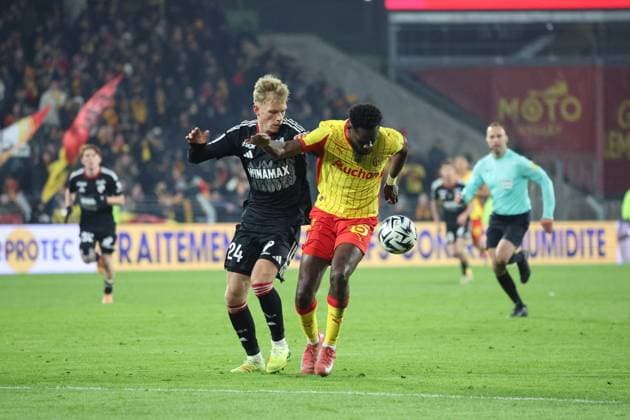FOOTBALL : RC Lens vs RC Strasbourg - Ligue 1 J13 - 22 11 2025 Odsonne EDOUARD (RC Lens) et Lucas HOGSBERG (RC Strasbourg) lors du match RC Lens vs RC Strasbourg, Ligue 1 J13, stade Bollaert-Delelis, le 22 novembre 2025 - photo Laurent Sanson PsnewZ  Copyright: xLaurentxSANSONx xPsnewZx