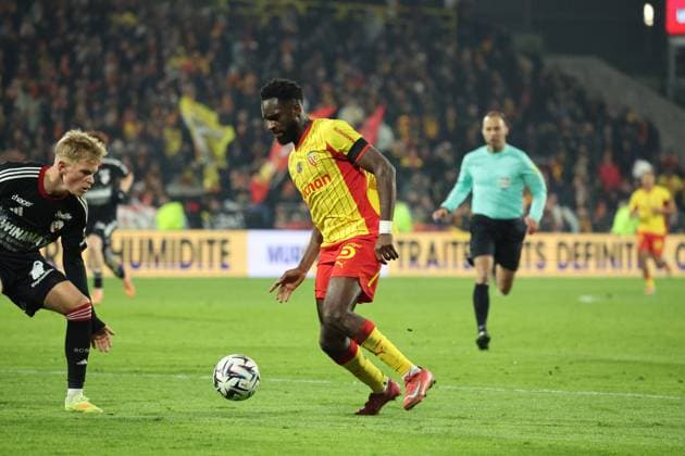 FOOTBALL : RC Lens vs RC Strasbourg - Ligue 1 J13 - 22 11 2025 Odsonne EDOUARD (RC Lens) et Lucas HOGSBERG (RC Strasbourg) lors du match RC Lens vs RC Strasbourg, Ligue 1 J13, stade Bollaert-Delelis, le 22 novembre 2025 - photo Laurent Sanson PsnewZ  Copyright: xLaurentxSANSONx xPsnewZx