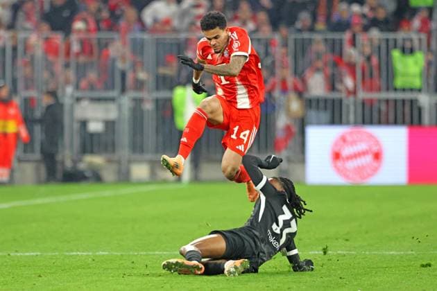 14 Luis Diaz FCB skips 33 Jordy Makengo SC Freiburg Action, duel, football 1 BL FC Bayern Munich SC Freiburg 22 11 2025 Allianz Arena PHOTO Mladen Lackovic LakoPress