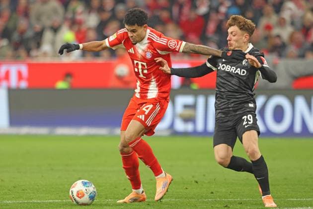 14 Luis Diaz FCB vs 29 Philipp Treu SC Freiburg Action, duel, football 1 BL FC Bayern München SC Freiburg 22 11 2025 Allianz Arena PHOTO Mladen Lackovic LakoPress