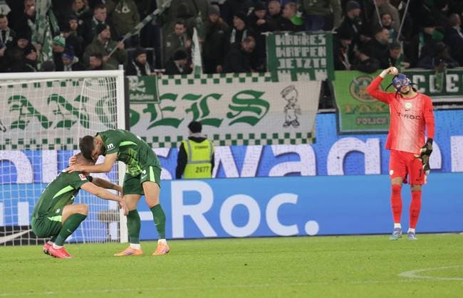 Final whistle, disappointment at f l Denis Vavro VfL Wolfsburg , Konstantinos Koulierakis VfL Wolfsburg and Kamil Grabara VfL Wolfsburg Football, Men, Season 2025 2026, 1 Liga, Bundesliga, Volkswagenarena, VfL Wolfsburg vs Bayer Leverkusen, 1 3 DFL REGULATIONS PROHIBIT ANY USE OF PHOTOGRAPHS AS IMAGE SEQUENCES AND OR QUASI VIDEO