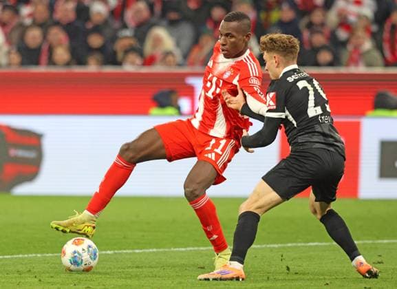 11 Nicolas Jackson FCB vs 29 Philipp Treu SC Freiburg Action, duel, football 1 BL FC Bayern München SC Freiburg 22 11 2025 Allianz Arena PHOTO Mladen Lackovic LakoPress