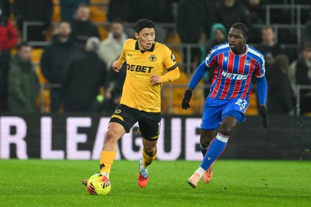 Wolverhampton, England, 22nd November 2025. Hwang Hee-Chan of Wolverhampton Wanderers makes a break with the ball during the Wolverhampton Wanderers vs Crystal Palace Premier League match at Molineux, Wolverhampton. Picture credit should read: Craig Thomas Sportimage EDITORIAL USE ONLY. No use with unauthorised audio, video, data, fixture lists, club league logos or live services. Online in-match use limited to 120 images, no video emulation. No use in betting, games or single club league player publications. SPI-4302_WOLVES_V_CRYSTAL_PALACE-098 SPI-4302-0098