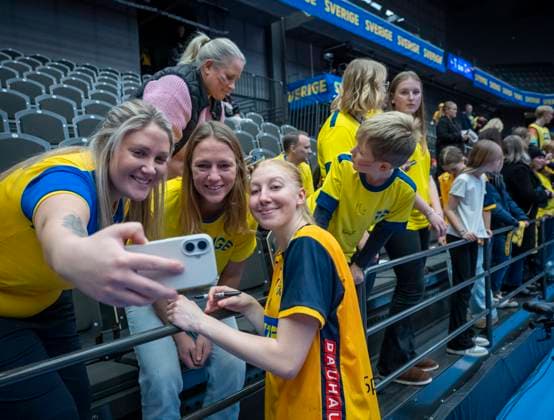 HALMSTAD 2025 11 22 Sweden s Tyra AxnÃ r with fans after Saturday s international handball match between Sweden and Denmark in Halmstad Arena HALMSTAD SWEDEN x50090x  Copyright: xJohanxNilssonx xTTx HANDBALL SWEDEN-DENMARK