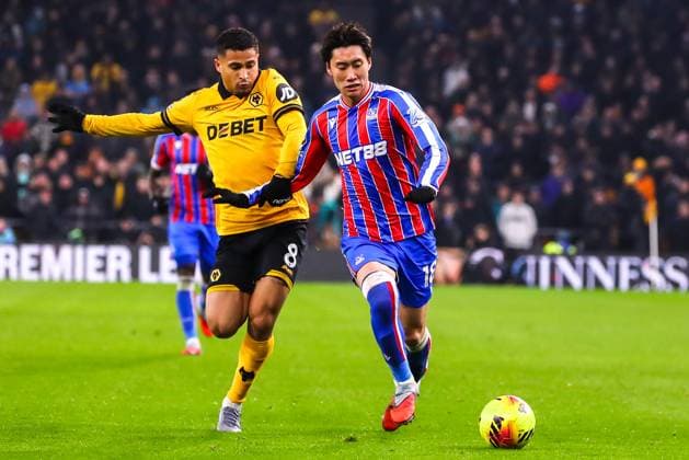 Wolverhampton Wanderers v Crystal Palace, Premier League Joao Gomes of Wolverhampton Wanderers challenges Daichi Kamada of Crystal Palace for possession during the Wolverhampton Wanderers v Crystal Palace Premier League match at Molineux Stadium, Wolverhampton, England on 22 November 2025 Credit: Ryan Crockett Every Second Media Editorial use only. All images are copyright Every Second Media Limited. No images may be reproduced without prior permission. All rights reserved. Premier League and Football League images are subject to licensing agreements with Football DataCo Limited. see https: www.football-dataco.com Copyright: xIMAGO EveryxSecondxMediax ESM-1671-0066 RyanxCrockettx xEveryxSecondxMediax