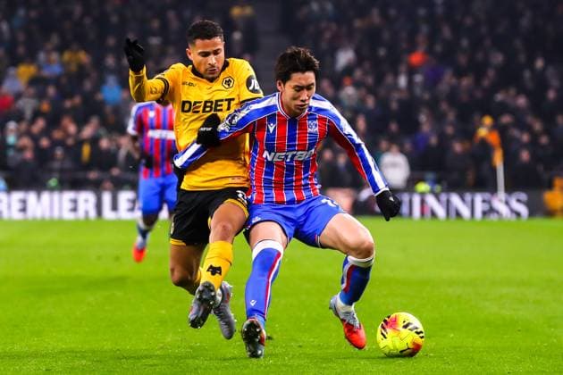 Wolverhampton Wanderers v Crystal Palace, Premier League Joao Gomes of Wolverhampton Wanderers challenges Daichi Kamada of Crystal Palace for possession during the Wolverhampton Wanderers v Crystal Palace Premier League match at Molineux Stadium, Wolverhampton, England on 22 November 2025 Credit: Ryan Crockett Every Second Media Editorial use only. All images are copyright Every Second Media Limited. No images may be reproduced without prior permission. All rights reserved. Premier League and Football League images are subject to licensing agreements with Football DataCo Limited. see https: www.football-dataco.com Copyright: xIMAGO EveryxSecondxMediax ESM-1671-0067 RyanxCrockettx xEveryxSecondxMediax