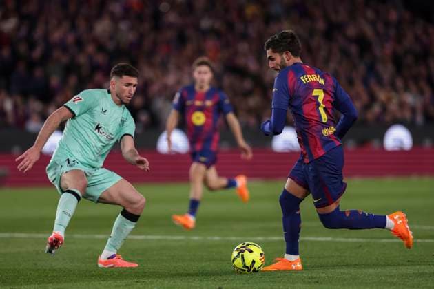 November 22, 2025, Barcelona, Barcelona, SPAIN: Ferran Torres of FC Barcelona, Barca and Aymeric Laporte of Athletic Club in action during the Spanish league, La Liga EA Sports, football match played between FC Barcelona and Athletic Club at Spotify Camp Nou stadium on November 22, 2025 in Barcelona, Spain. Barcelona SPAIN - ZUMAa181 20251122_zaa_a181_141 Copyright: xJavierxBorregox