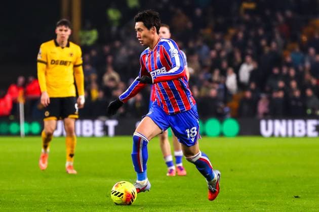 Wolverhampton Wanderers v Crystal Palace, Premier League Daichi Kamada of Crystal Palace looks for options during the Wolverhampton Wanderers v Crystal Palace Premier League match at Molineux Stadium, Wolverhampton, England on 22 November 2025 Credit: Ryan Crockett Every Second Media Editorial use only. All images are copyright Every Second Media Limited. No images may be reproduced without prior permission. All rights reserved. Premier League and Football League images are subject to licensing agreements with Football DataCo Limited. see https: www.football-dataco.com Copyright: xIMAGO EveryxSecondxMediax ESM-1671-0071 RyanxCrockettx xEveryxSecondxMediax
