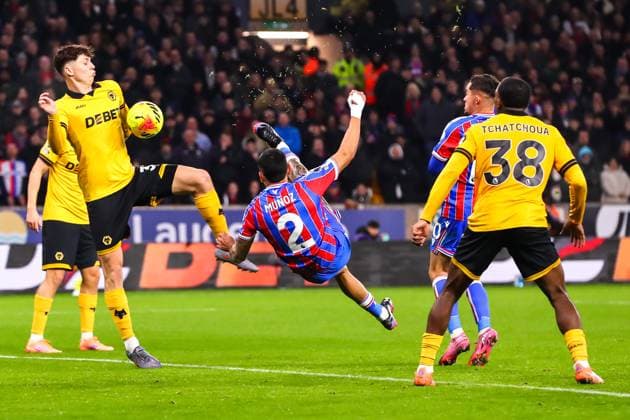 Wolverhampton Wanderers v Crystal Palace, Premier League Daniel Munoz of Crystal Palace attempts an overhead kick during the Wolverhampton Wanderers v Crystal Palace Premier League match at Molineux Stadium, Wolverhampton, England on 22 November 2025 Credit: Ryan Crockett Every Second Media Editorial use only. All images are copyright Every Second Media Limited. No images may be reproduced without prior permission. All rights reserved. Premier League and Football League images are subject to licensing agreements with Football DataCo Limited. see https: www.football-dataco.com Copyright: xIMAGO EveryxSecondxMediax ESM-1671-0072 RyanxCrockettx xEveryxSecondxMediax