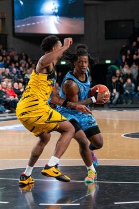 Leonard Thorpe Jr Veolia Towers Hamburg, 02 dribbling against Elijah Hughes MHP RIESEN Ludwigsburg, 07 , GER, Veolia Towers Hamburg vs MHP Riesen Ludwigsburg, Basketball, Bundesliga, Matchday 8, Season 2025 2026, 22 11 2025 GER, Veolia Towers Hamburg vs MHP Riesen Ludwigsburg, Basketball, Bundesliga, Matchday 8, Season 2025 2026, 22 11 2025 Hamburg Copyright: xEibner-Pressefoto MaxxVincenx EP_MVN