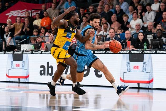 Devon Daniels Veolia Towers Hamburg, 21 dribbling against Traveon Buchanan MHP RIESEN Ludwigsburg, 02 , GER, Veolia Towers Hamburg vs MHP Riesen Ludwigsburg, Basketball, Bundesliga, Matchday 8, Season 2025 2026, 22 11 2025 GER, Veolia Towers Hamburg vs MHP Riesen Ludwigsburg, Basketball, Bundesliga, Matchday 8, Season 2025 2026, 22 11 2025 Hamburg Copyright: xEibner-Pressefoto MaxxVincenx EP_MVN