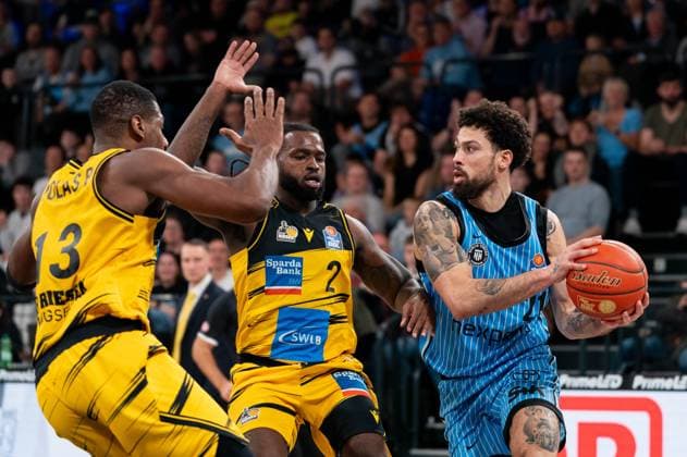 Devon Daniels Veolia Towers Hamburg, 21 dribbling against Traveon Buchanan MHP RIESEN Ludwigsburg, 02 and Yorman Polas Bartolo MHP RIESEN Ludwigsburg, 13 , GER, Veolia Towers Hamburg vs MHP Riesen Ludwigsburg, Basketball, Bundesliga, Matchday 8, Season 2025 2026, 22 11 2025 GER, Veolia Towers Hamburg vs MHP Riesen Ludwigsburg, Basketball, Bundesliga, Matchday 8, Season 2025 2026, 22 11 2025 Hamburg Copyright: xEibner-Pressefoto MaxxVincenx EP_MVN