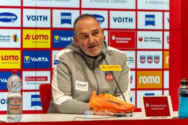 Frank Schmidt FC Heidenheim, Head Coach Interview, Press Conference, GER, 1 FC Heidenheim 1846 vs Borussia Mönchengladbach, Football, 1 Bundesliga, Matchday 11, Season 2025 2026, 22 11 2025, DFL REGULATES PROHIBIT ANY USE OF PHOTOGRAPHS AS IMAGE SEQUENCES AND OR QUASI VIDEO, GER, 1 FC Heidenheim 1846 vs Borussia Mönchengladbach, Football, 1 Bundesliga, Matchday 11, Season 2025 2026, 22 11 2025, Heidenheim Copyright: xEibner-Pressefoto EdwardxCheungx EP_ECG