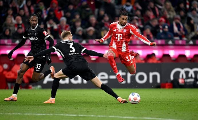 Soccer 1 Bundesliga Season 2025 2026 11 Matchday FC Bayern Muenchen SC Freiburg 22 11 2025 Philipp Lienhart left, SC Freiburg vs Michael Olise right, FC Bayern Muenchen