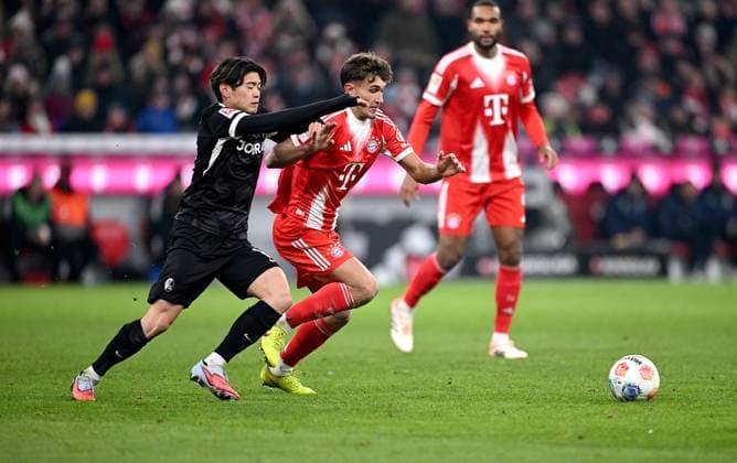 Soccer 1 Bundesliga Season 2025 2026 11 Matchday FC Bayern Muenchen SC Freiburg 22 11 2025 Yuito Suzuki left, SC Freiburg vs Tom Bischof right, FC Bayern Muenchen